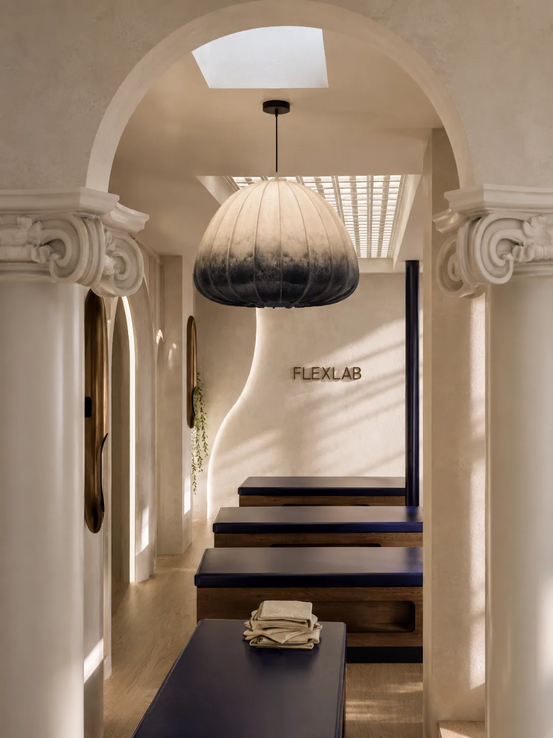 Une table de stretching sous une arche, la lumière descend du plafond