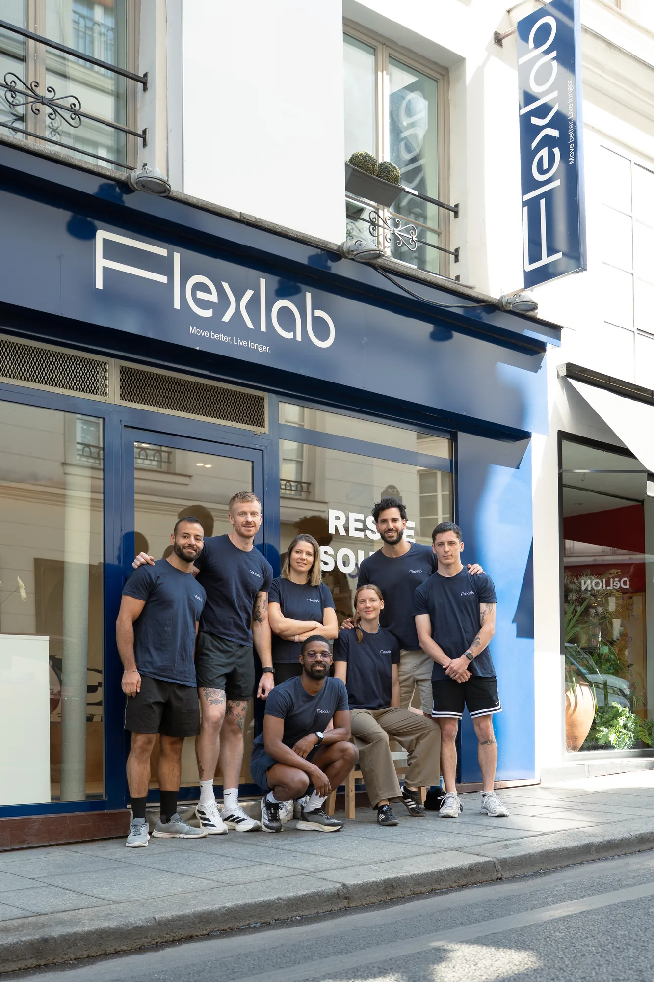 La Flexlab family réunie devant le studio Sentier