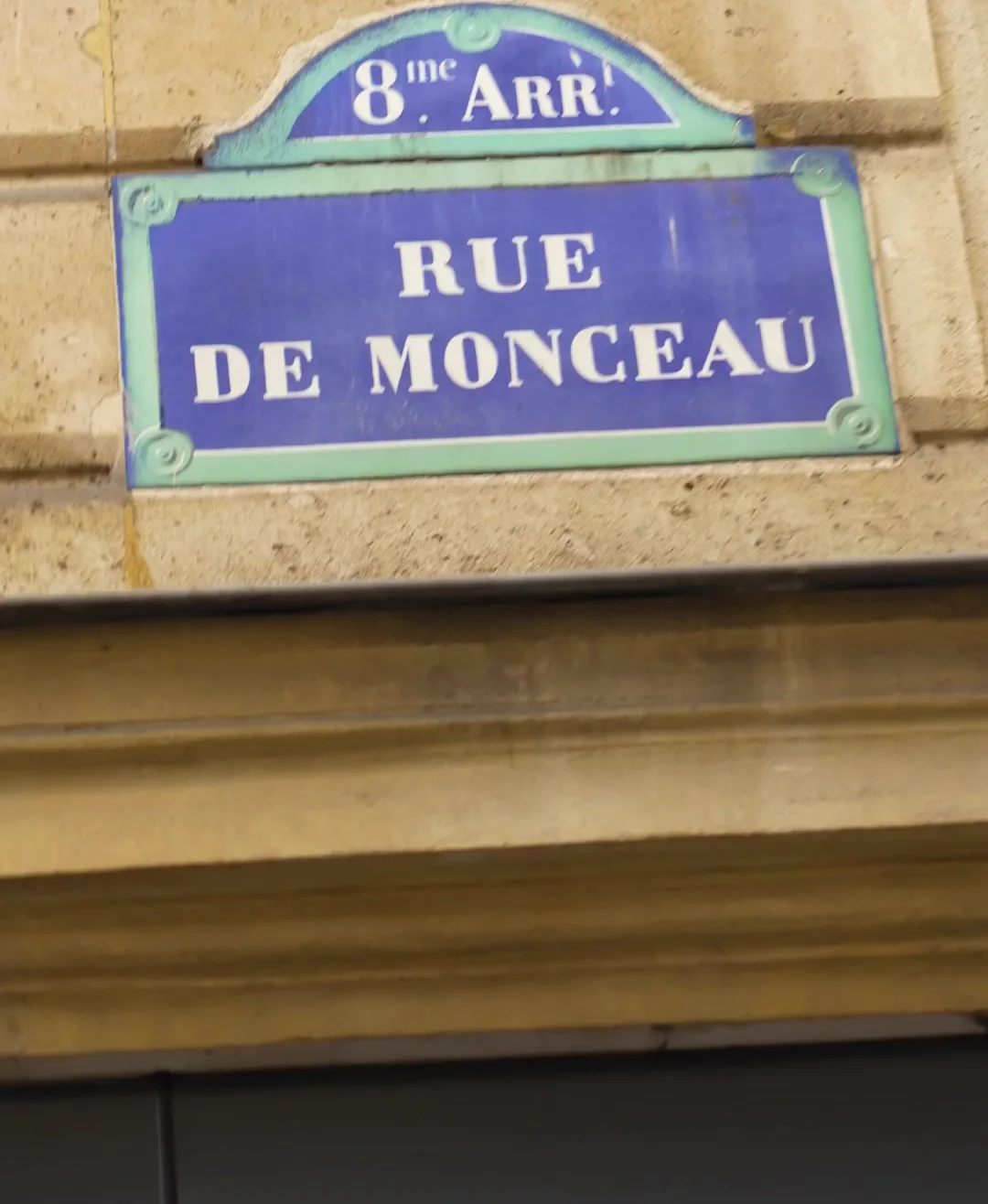 Plaque de rue parisienne près du studio Flexlab Monceau