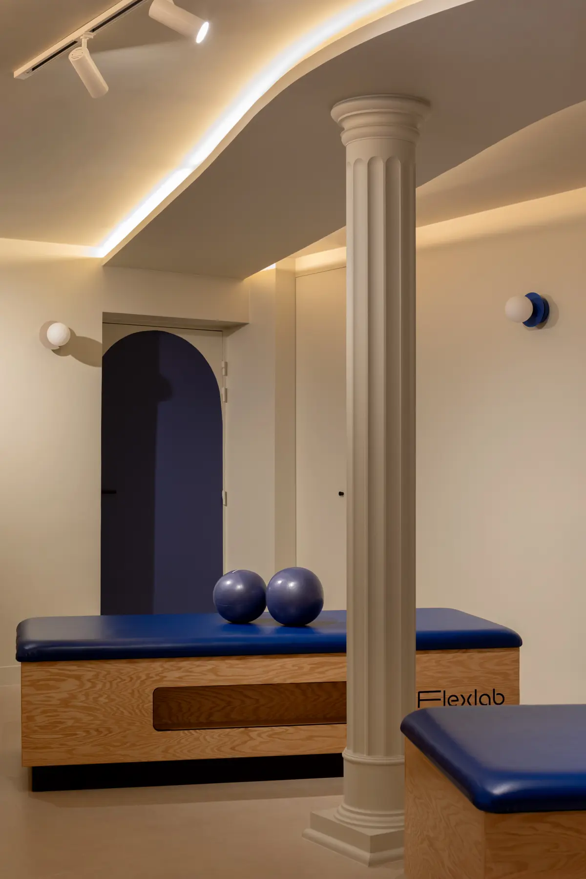 Le plafond courbe rétroéclairé du studio Flexlab Sentier au-dessus des tables