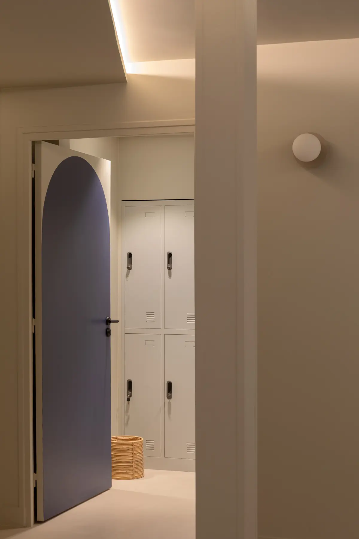 Porte arrondie et vestiaires du studio Flexlab Sentier
