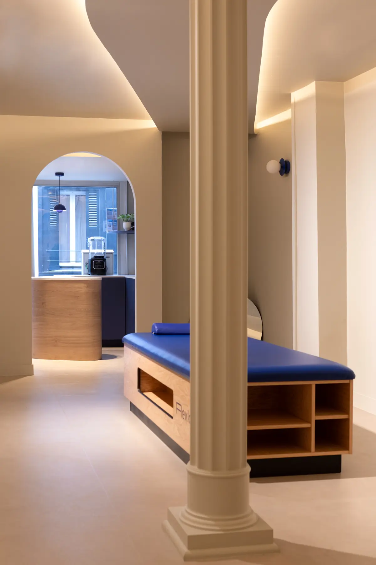 La salle du studio Flexlab Sentier, table bleue et arche en enfilade