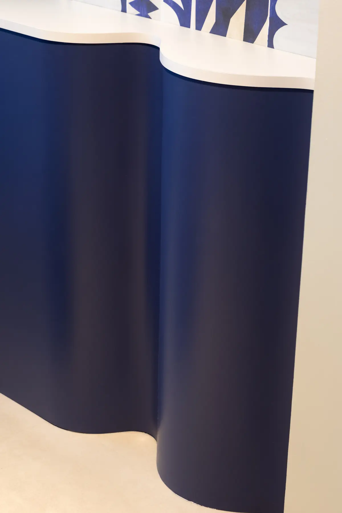 La cloison bleue arrondie du studio Flexlab Sentier